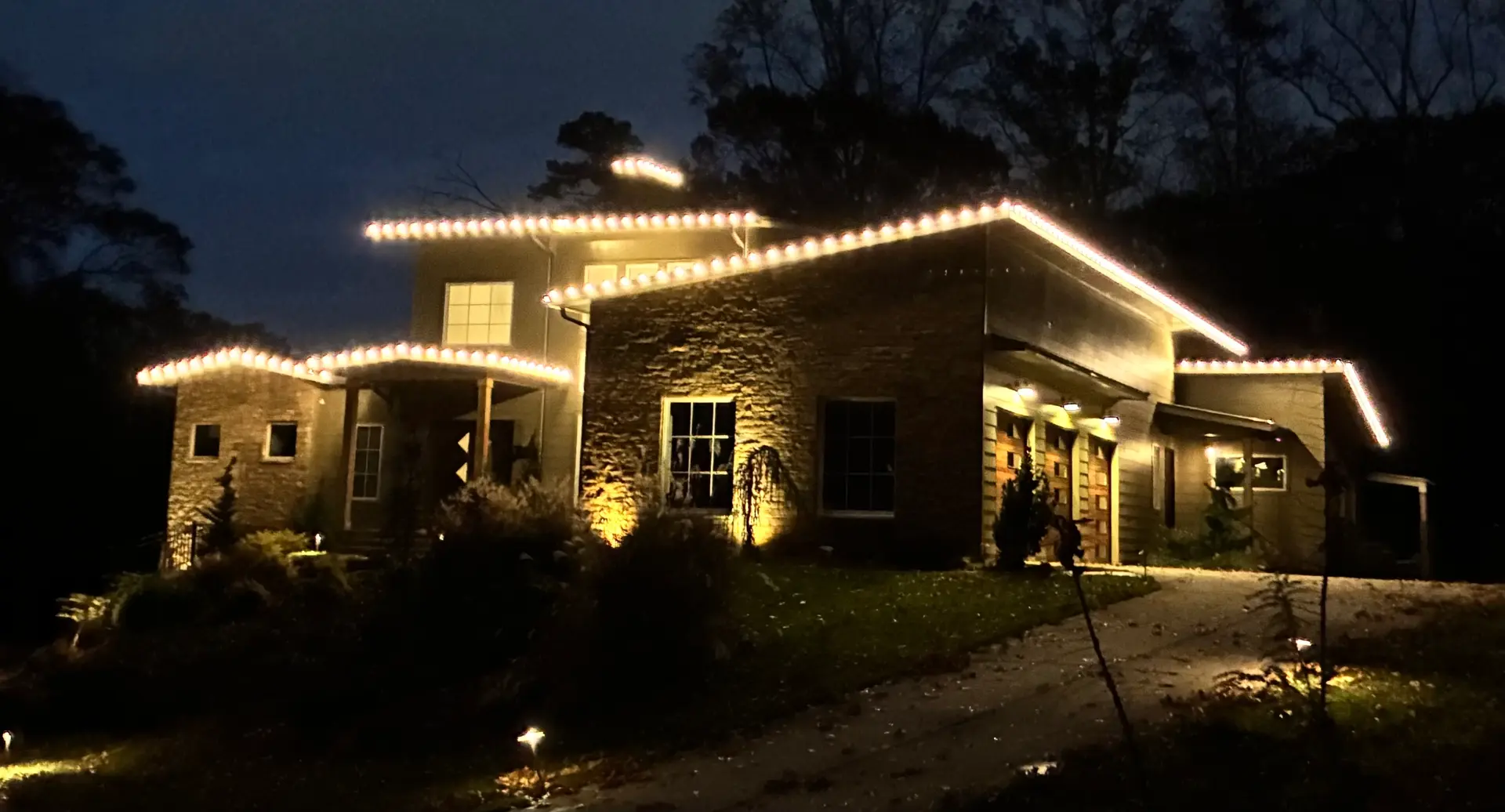 A metro Atlanta home lit up for the holidays by the family team at Be The Light GA